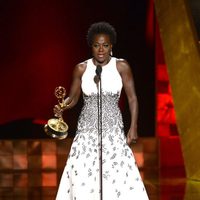 Viola Davis recibe su premio en los Emmy 2015