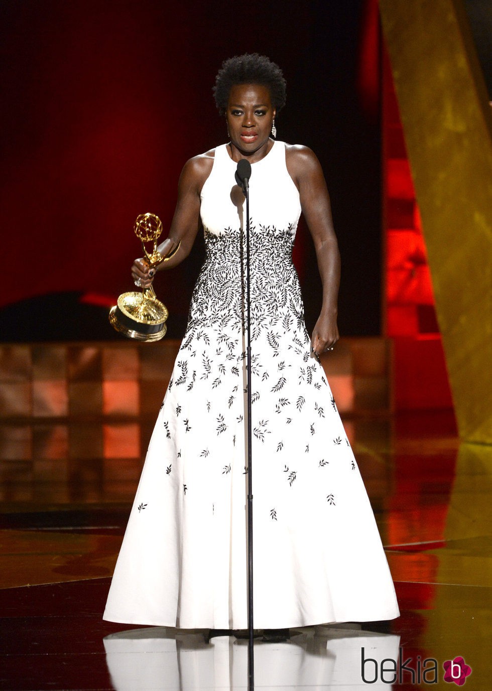 Viola Davis recibe su premio en los Emmy 2015