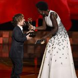 Viola Davis entrega a Peter Dinklage su Emmy 2015 