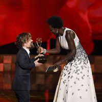 Viola Davis entrega a Peter Dinklage su Emmy 2015 