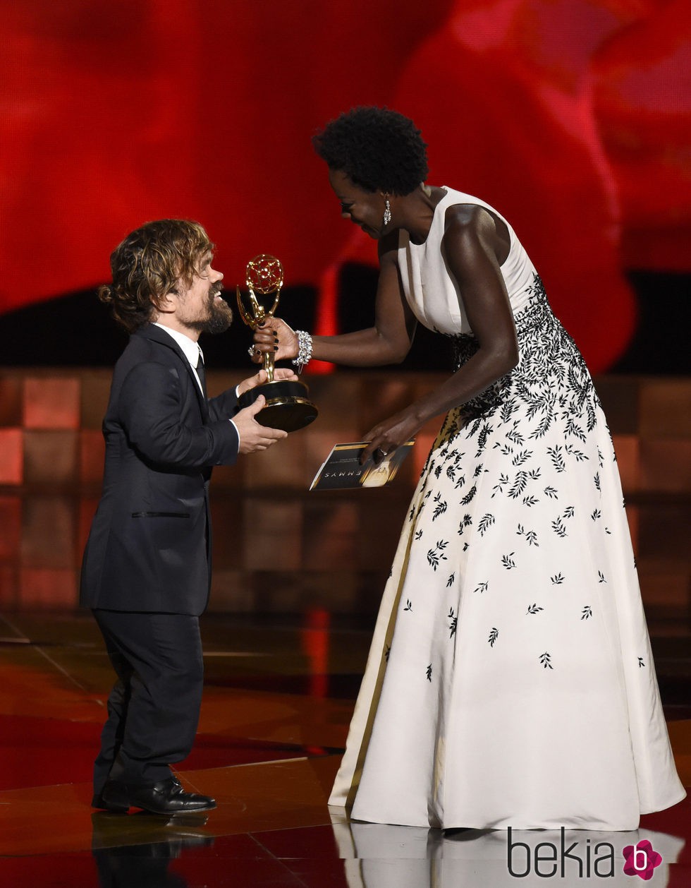 Viola Davis entrega a Peter Dinklage su Emmy 2015 