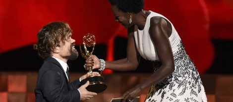 Viola Davis entrega a Peter Dinklage su Emmy 2015 