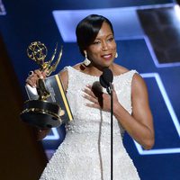 Regina King con su Emmy