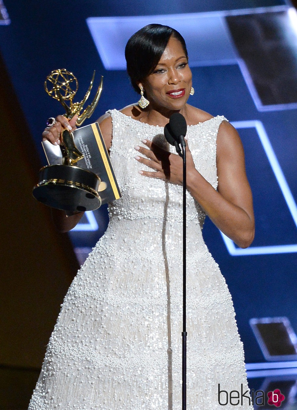 Regina King con su Emmy