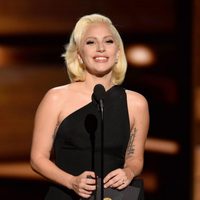 Lady Gaga entregando un premio en la gala de los Emmy 2015