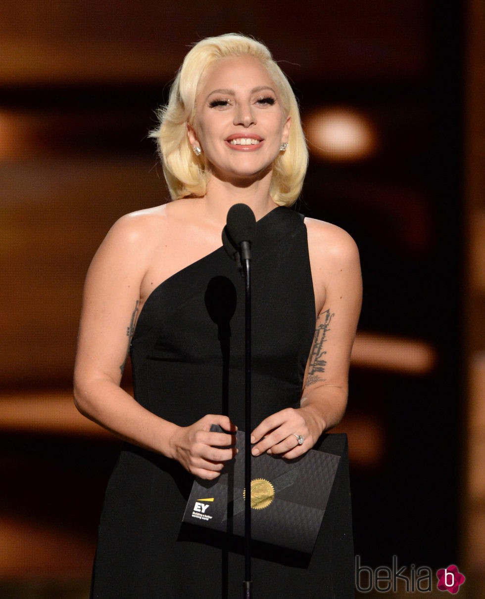 Lady Gaga entregando un premio en la gala de los Emmy 2015