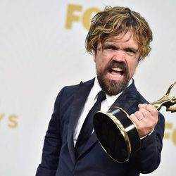 Peter Dinklage posando junto a su galardón de los Emmy 2015