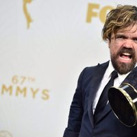 Peter Dinklage posando junto a su galardón de los Emmy 2015