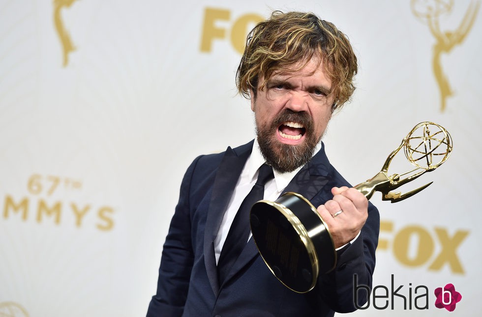 Peter Dinklage posando junto a su galardón de los Emmy 2015