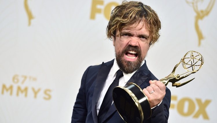 Peter Dinklage posando junto a su galardón de los Emmy 2015