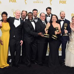 El reparto de 'Veep' celebrando su premio en los Emmy 2015