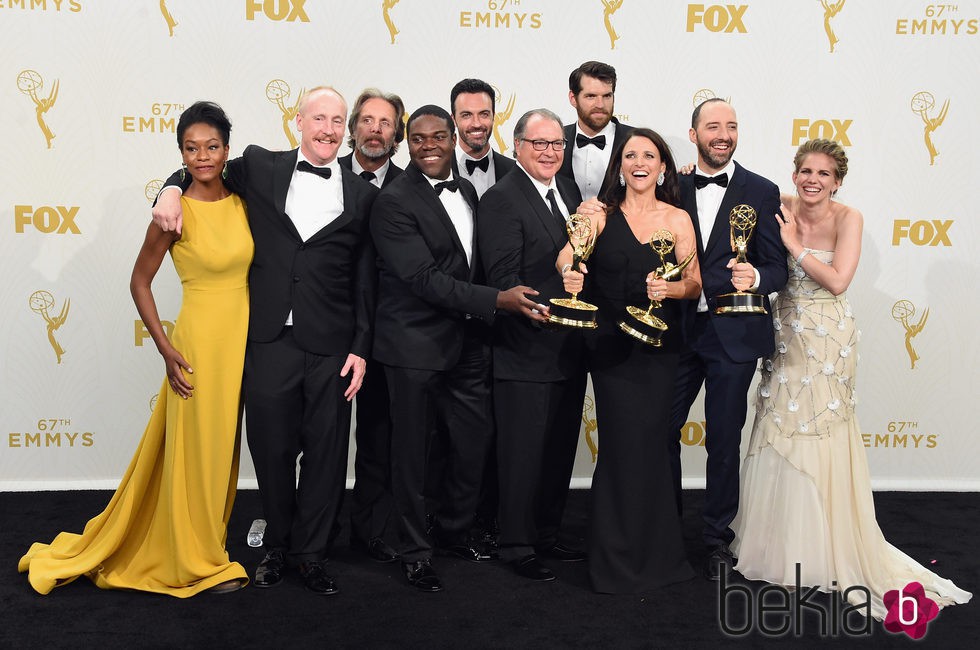 El reparto de 'Veep' celebrando su premio en los Emmy 2015