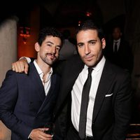 Luis Gerardo Méndez y Miguel Ángel Silvestre en la fiesta Netflix celebrada tras los Emmy 2015