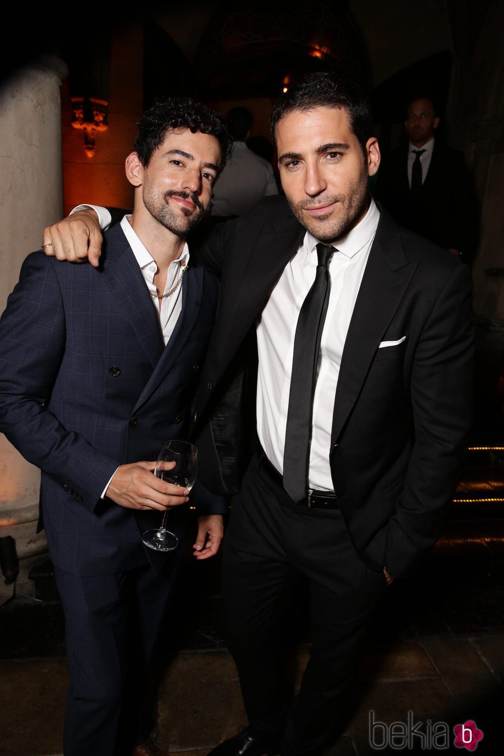 Luis Gerardo Méndez y Miguel Ángel Silvestre en la fiesta Netflix celebrada tras los Emmy 2015