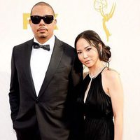 Terrence Howard  y Mira Pak en la alfombra roja de los premios Emmy