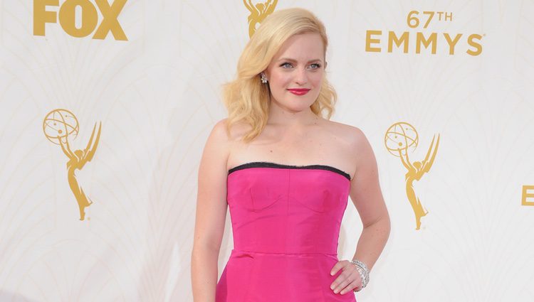 Elisabeth Moss en la alfombra roja de los premios Emmy 2015