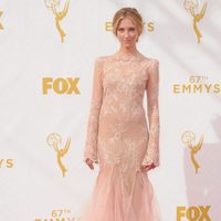 Caitlin Gerard en la alfombra roja de los Emmy 2015