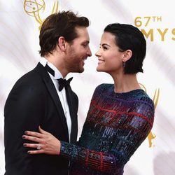 Peter Facinelli y Jamie Alexander en la alfombra roja de los Emmy 2015