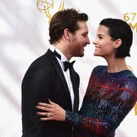 Peter Facinelli y Jamie Alexander en la alfombra roja de los Emmy 2015