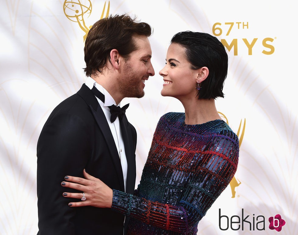 Peter Facinelli y Jamie Alexander en la alfombra roja de los Emmy 2015