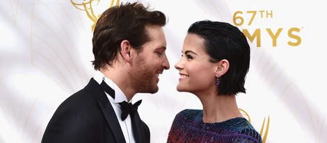 Peter Facinelli y Jamie Alexander en la alfombra roja de los Emmy 2015