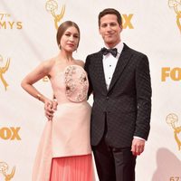 Joanna Newson y Andy Samberg en la alfombra roja de los Emmy 2015