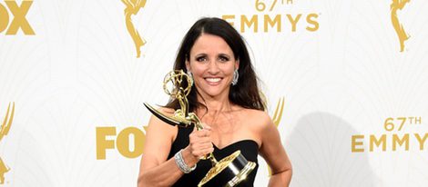 Julia Louis- Dreyfus con su premio Emmy