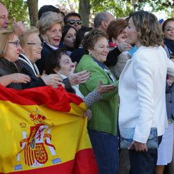 La Reina Letizia saluda a unas ancianas en Palencia