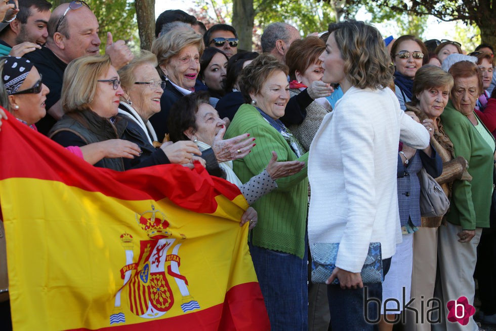 La Reina Letizia saluda a unas ancianas en Palencia