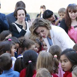 La Reina Letizia con unos niños en la inauguración del curso escolar 2015/2016 en Palencia