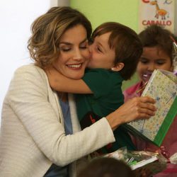 Una niña abraza a la Reina Letizia en un colegio de Palencia