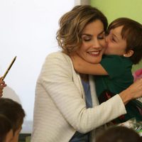 Una niña abraza a la Reina Letizia en un colegio de Palencia