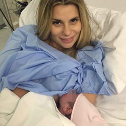 María Lapiedra con su hija recién nacida Carlota