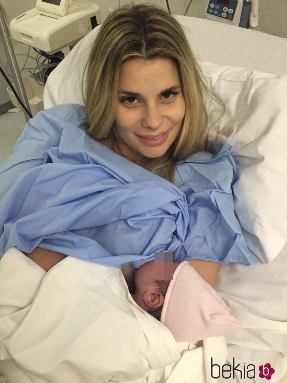 María Lapiedra con su hija recién nacida Carlota