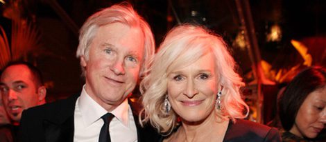 Glenn Close y David Shaw en un acto de presentación