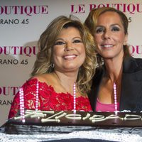 Terelu Campos con Rocío Carrasco en su 50 cumpleaños