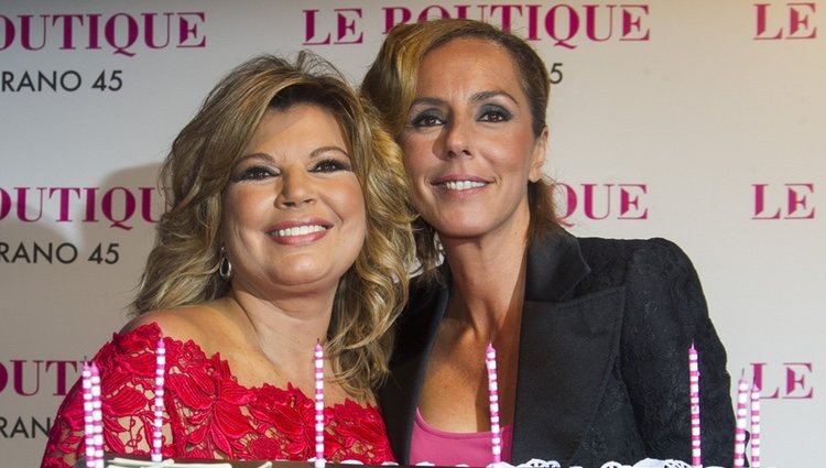 Terelu Campos con Rocío Carrasco en su 50 cumpleaños