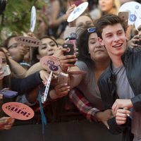 Shawn Mendes posando con sus fans en los Much Music Video Awards