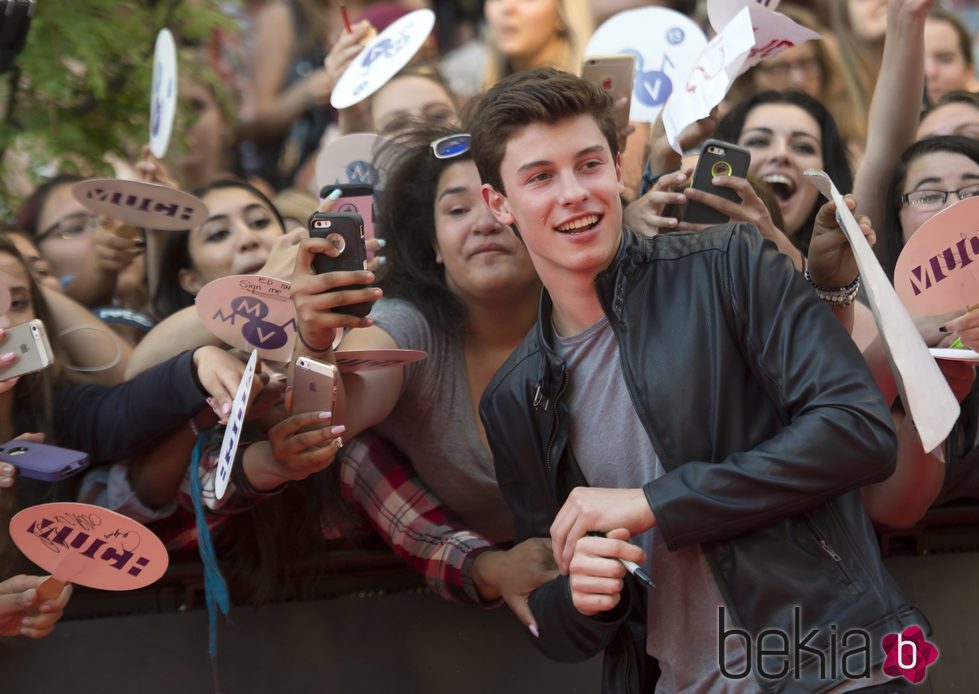 Shawn Mendes posando con sus fans en los Much Music Video Awards