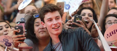 Shawn Mendes posando con sus fans en los Much Music Video Awards