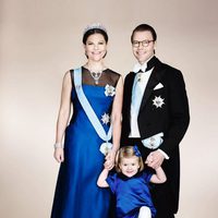 Foto oficial de Victoria y Daniel de Suecia con la Princesa Estela vestidos de gala