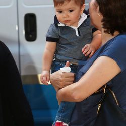 Sasha Piqué Mebarak en brazos de su niñera en Nueva York