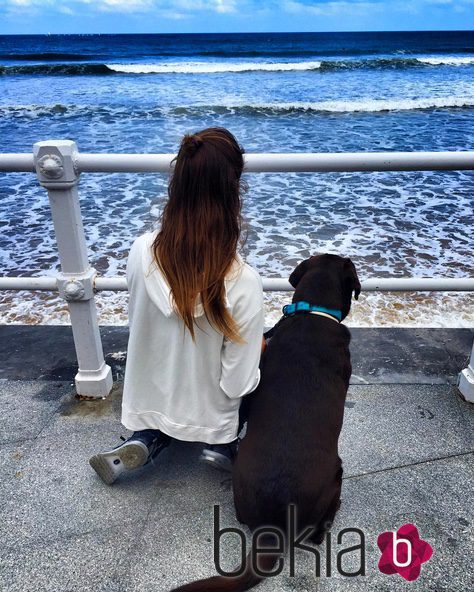 Lara Álvarez mira el Mar Cantábrico en Gijón con su perro Choco