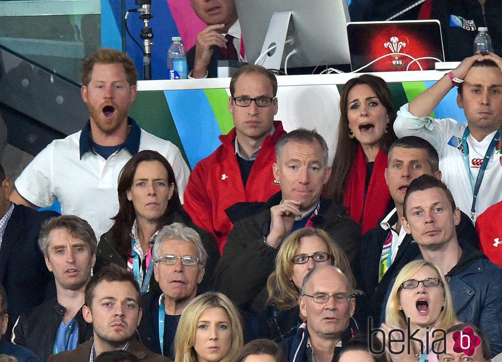 El Príncipe Harry y los Duques de Cambridge, boquiabiertos en el Mundial de Rugby 2015