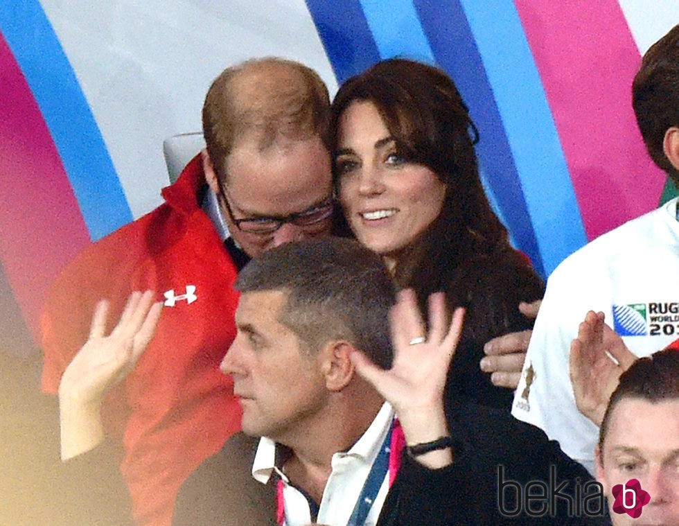 El Príncipe Guillermo, muy cariñoso con Kate Middleton en el Mundial de Rugby 2015