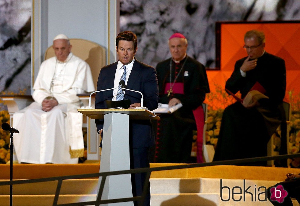 Mark Walhberg junto al Papa Francisco en el Encuentro Mundial de las Familias