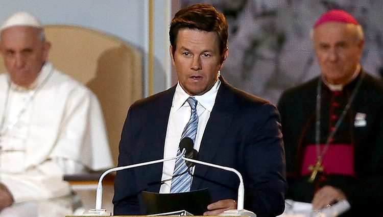 Mark Walhberg junto al Papa Francisco en el Encuentro Mundial de las Familias