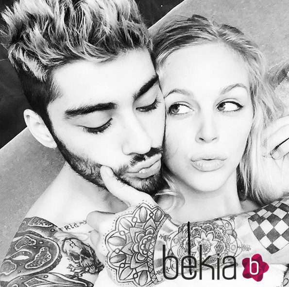 Zayn Malik con una rubia muy parecida a Perrie Edwards en actitud muy cariñosa