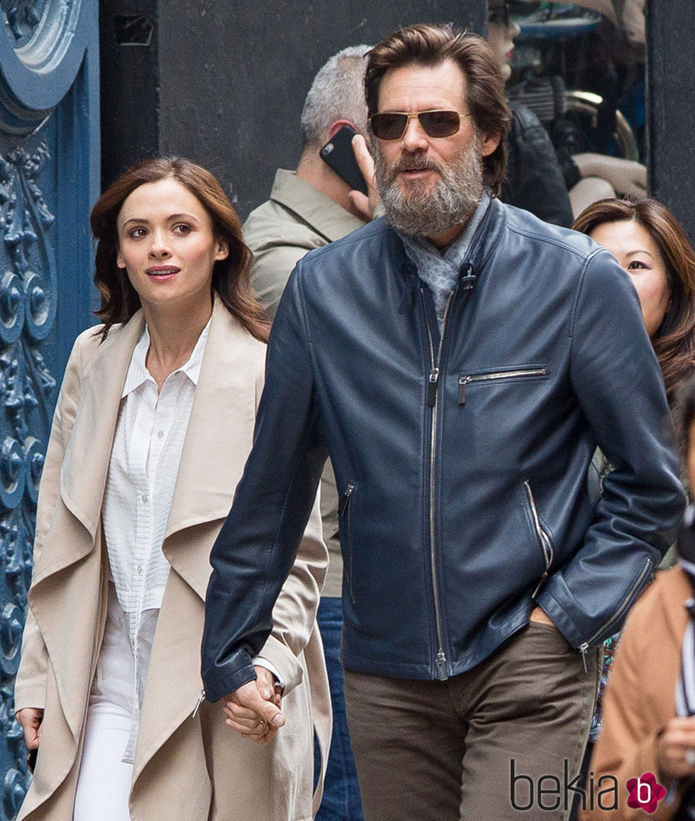 Jim Carrey y Cathriona White paseando cogidos de la mano por Nueva York