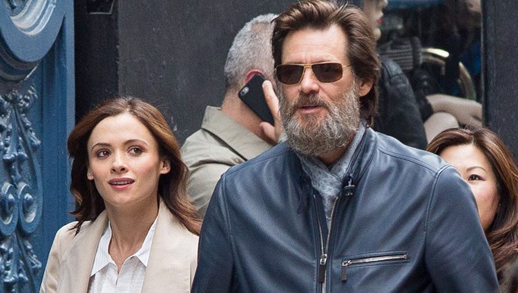 Jim Carrey y Cathriona White paseando cogidos de la mano por Nueva York